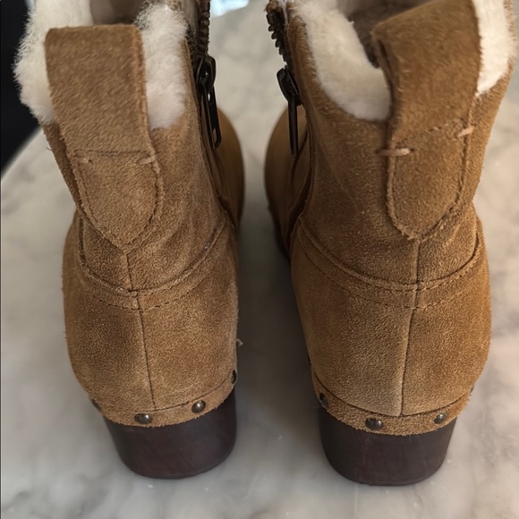 Cozy Tan Shearling-Lined Boots   Leather upper   Side zipper   Never worn - Picture 6 of 8